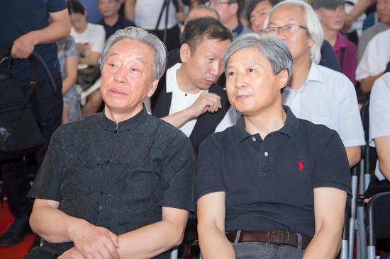 中国书法家协会顾问申万胜与中国书协分党组书记陈洪武在开幕式现场