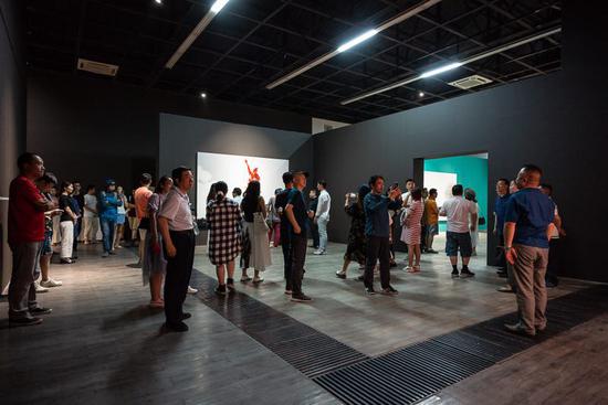 武明中12件重要作品亮相芳草地画廊