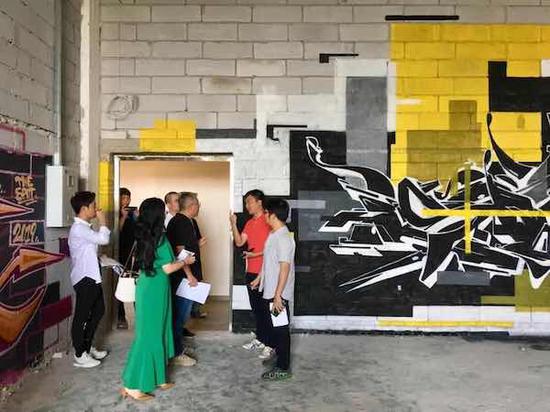 联合策展执行团队负责人曹恺予、李致尧先生带领各高校负责人现场勘察场地