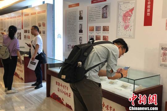 图为民众观展。吴鹏泉摄