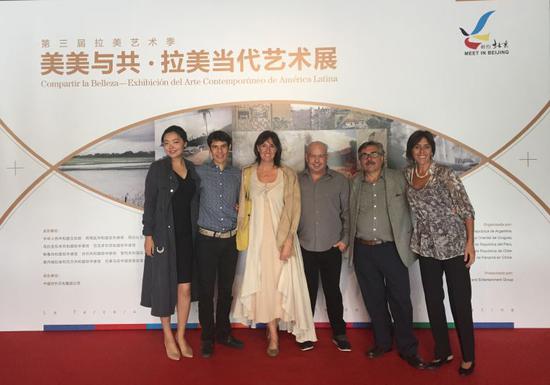 胡杨与美美与共群展艺术家合影