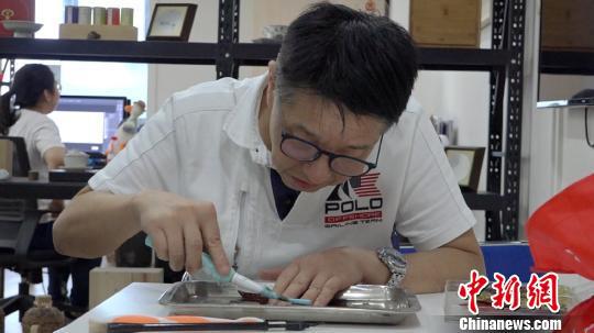 用电动牙刷做艺术 艺术家李亚非：让非遗更亲民