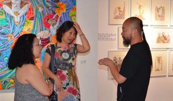 策展人苍鑫（右）