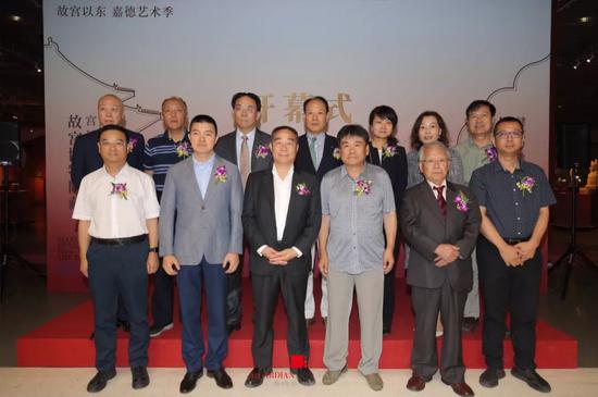 出席《故宫博物院藏宫廷器座展》和《见相非相——犍陀罗佛像艺术特展》开幕式的嘉宾合照