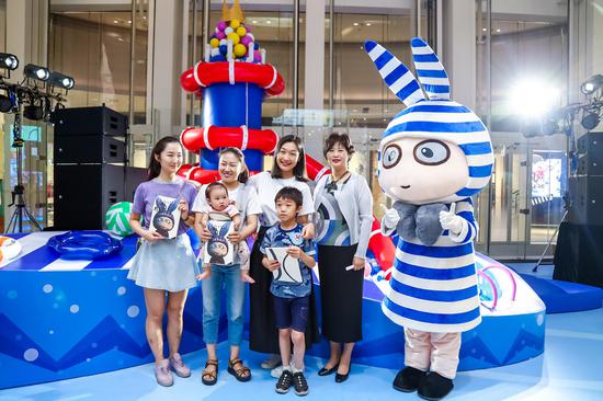 A仔全国首展:香港艺术家B.wing笔下人物登陆北京
