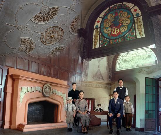  图片来自 Wong Wo Bik, Family Portrait, Eucliff Mansion, Repulse Bay, Hong Kong, 2013. Courtesy of the artist