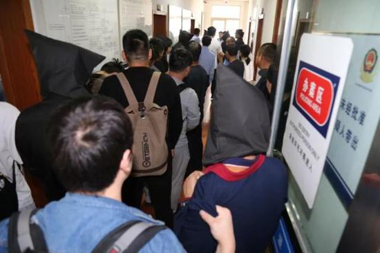 银元估价坑去鉴定费7万多 跨省古董诈骗团伙被端掉