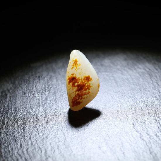 03070号拍品新疆和田玉籽料奇石中国地图厚德载物   规格：2.5×1.4×1.0cm 重量：5.5g 白度：羊脂 脂份：极高 密度：无结构 起拍价：RMB 120000-180000