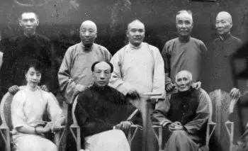 上海滩大佬合影。后排左起：杜月笙、黄金荣、王晓籁、虞洽卿、张啸林 ； 前排左起：雪艳琴、杨小楼、龚云甫