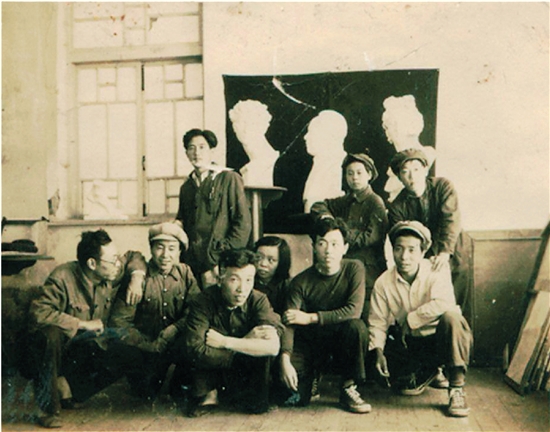  安东美术研究会全体合影（二排右一为李振才） 1949年