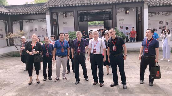 在李可染画院凤凰艺术中心，李庚院长为领导嘉宾介绍李可染艺术创作
