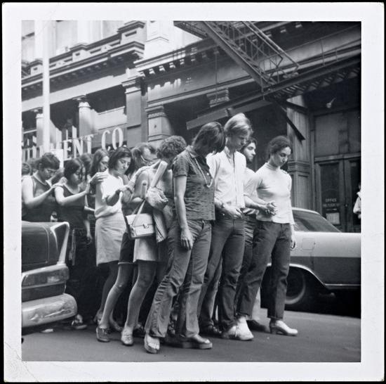 1970年《街头运动（军—行进）》表演剧照