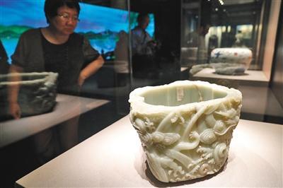 青玉云龙纹瓮是本次展览中展出的最大的单体玉雕文物，具有极高的文物价值。