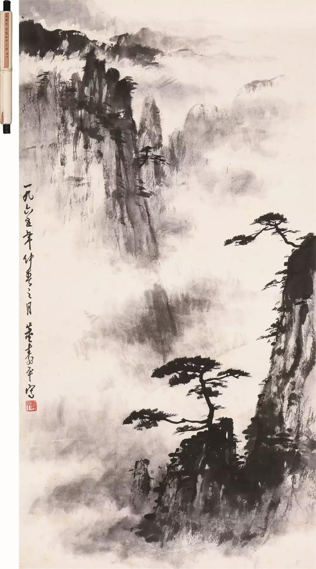 北宋定窑莲瓣刻花穿带瓶3658万港元成交