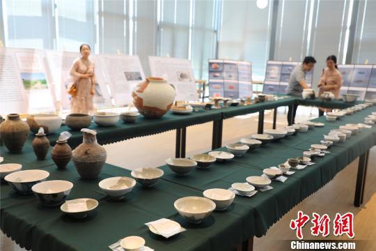 目前考古所修复的文物标本有100余件。管亦鸣 摄