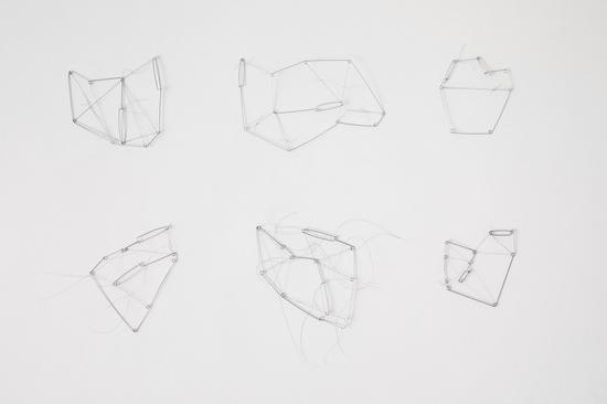上海-发丝研究， 胸针， 不锈钢， 头发 ?Einat Leade