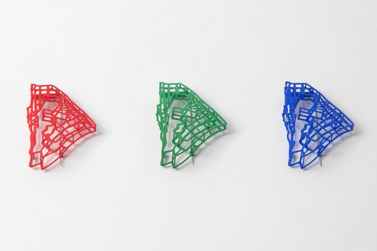 曼西亚， 胸针， 3D打印聚合物， 不锈钢， 98×69×23 mm ?Einat Leader