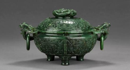 Lot.921清乾隆 碧玉雕兽面纹出脊盖炉 26.5×15.5cm。 Wide×High 纪录：伦敦佳士得，1994年12月5日，编号367