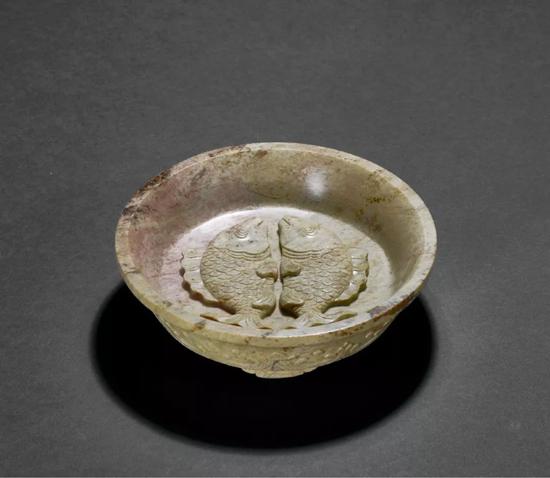 * Lot.923清康熙/雍正 玉雕双鱼洗 13.8cm。 Diam。