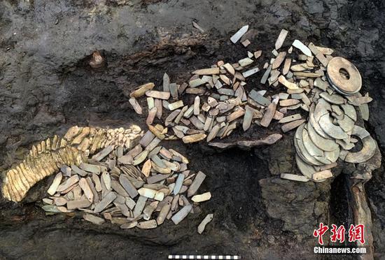 秦始皇陵陵西发现大型墓葬 出土珍贵金骆驼