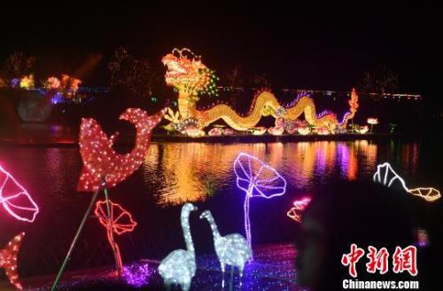 资料图：图为龙灯吸晴。吕明 摄