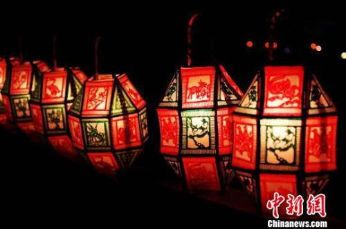 资料图：为刻纸在龙灯烛光映照下光彩夺目，各种图案生动逼真。张斌 摄