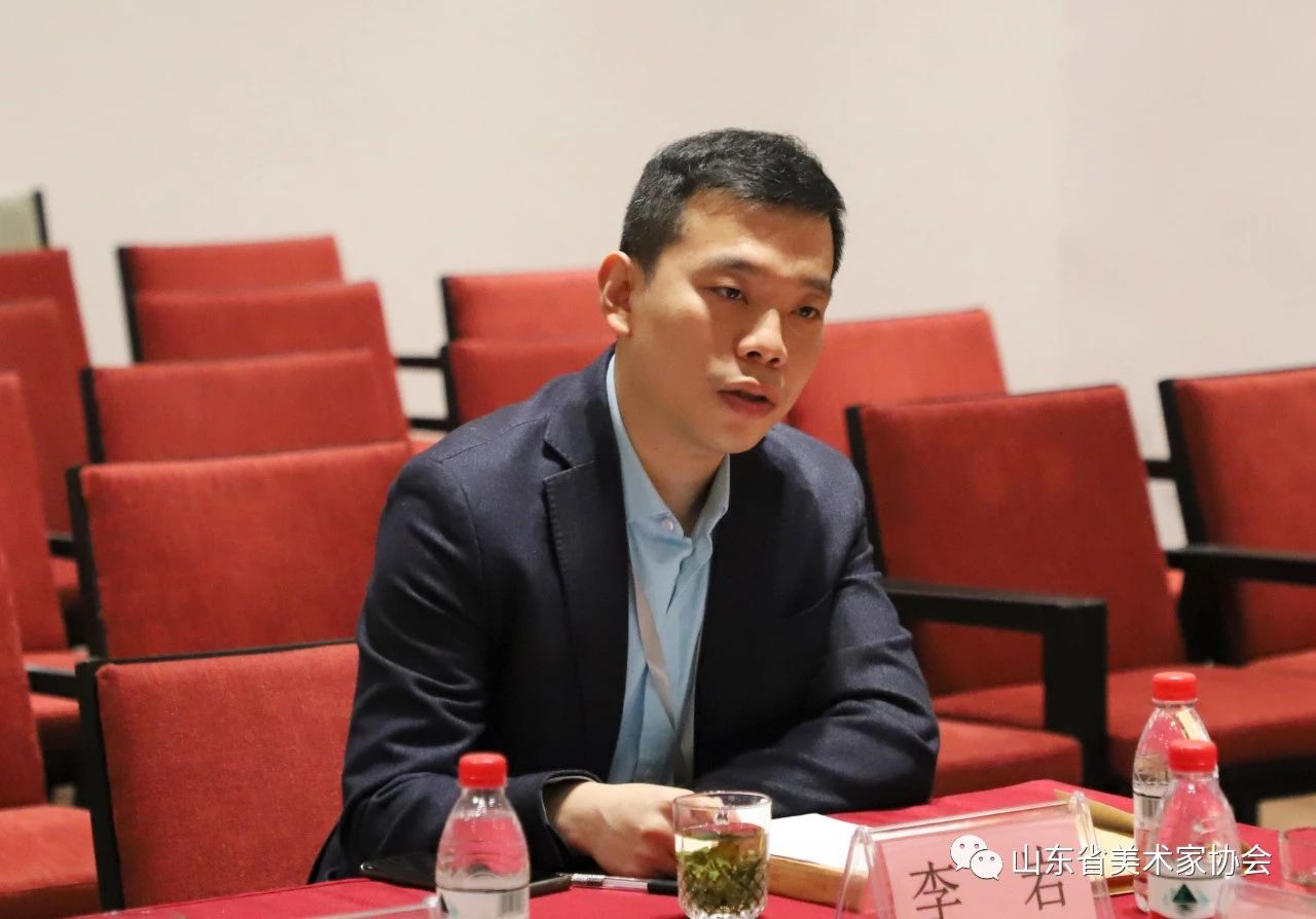 山东省美协主席团委员兼展览培训部主任李岩宣读评选规则及纪律