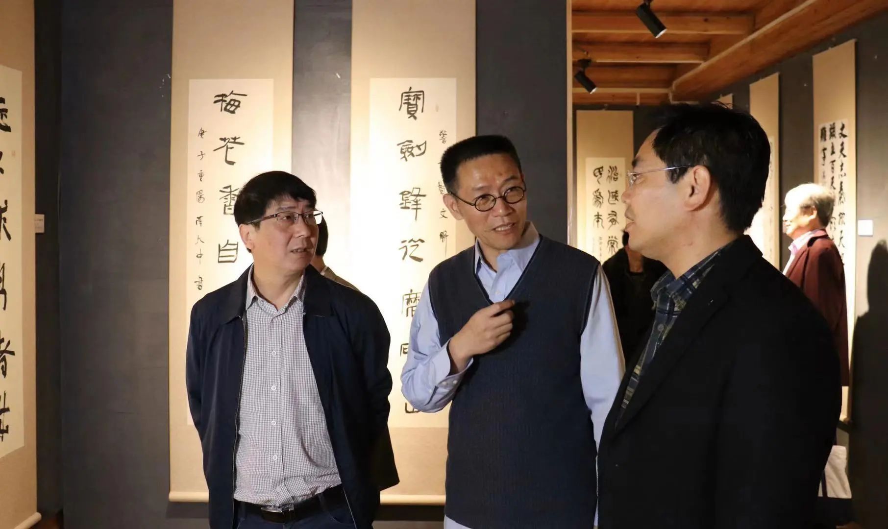 墨先生与当地艺术家交流篆刻艺术作品采撷供稿:交流合作部 李海培摄影