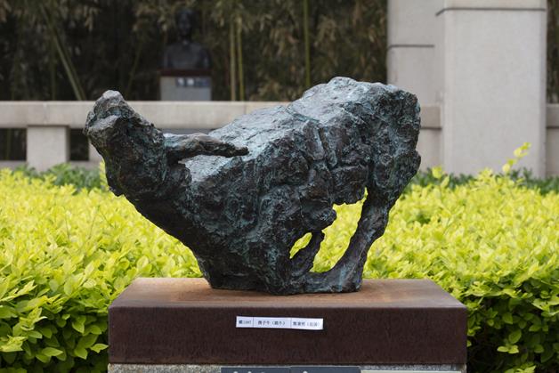 《孺子牛》作者：熊秉明创作年代：1969年规格：26×67×35cm品类：雕塑