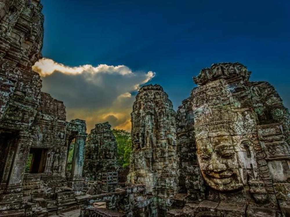 《柬埔寨-吴哥窟-高棉微笑》作者：吴健创作年代：2018年规格：200×150cm品类：摄影作品