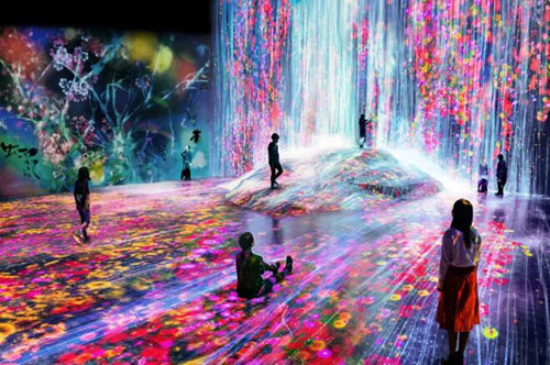 《Universe of Water Particles on a Rock Where People Gather》 a kinetic installation at teamLab Borderless, in Tokyo