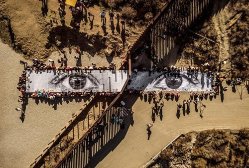 installation of JR’s 《Migrants, Mayra, Picnic Across the Border, Tecate, Mexico– USA》 2017