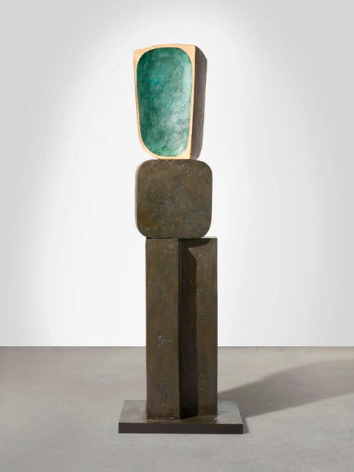 芭芭拉‧赫普沃斯女爵士（1903-1975） 《父母II》，高 238.8 cm.，1970-1971年作。此拍品于2021年5月13日佳士得纽约以7,110,000美元成交。艺术品：© Bowness