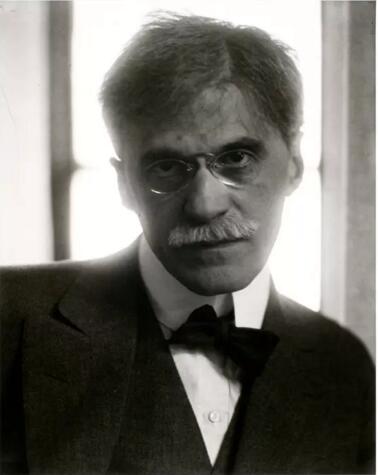 ▲阿尔弗雷德·史蒂格利兹（Alfred Stieglitz）