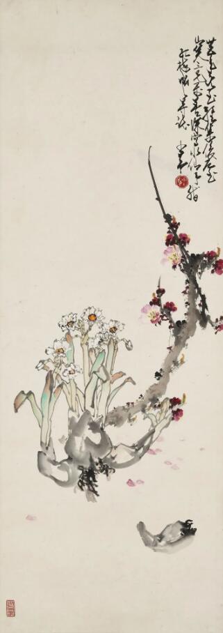 赵少昂（1905–1998）、杨善深（1913–2004） 《水仙梅花》，设色纸本 镜框，93 x 33 cm.，1946年作，估价：港元 20,000 - 30,000。此作即日至2月5日于 《香江春晓 — 中国书画网上拍卖》中呈献