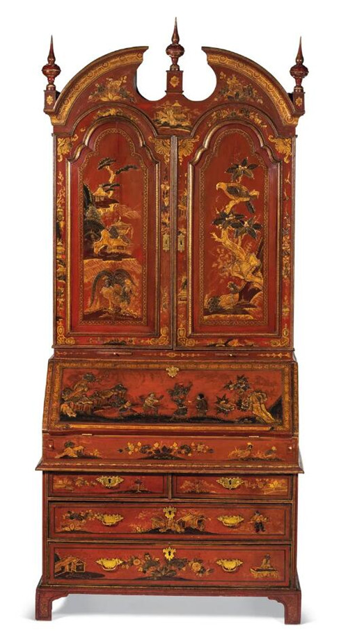 乔治一世时期深红色、镀金及黑漆书桌柜，高 240 cm.，宽 107 cm.，深 59 cm.，据考为吉尔斯‧格伦迪制，约1725至1730年制。估价：120,000 - 180,000 美元。此拍品于2021年3月30日在佳士得纽约《亨利·福特二世夫人珍藏：棕榈滩》拍卖中呈献