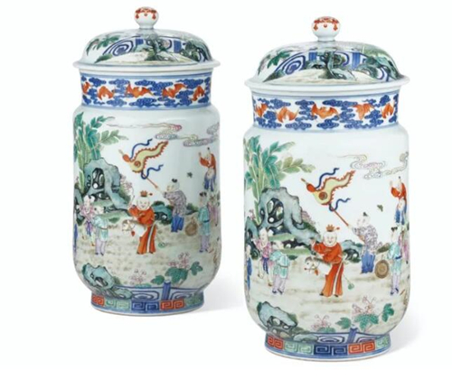 清乾隆 粉彩婴戏图壮罐一对 六字篆书款，高 28.5 cm.。此拍品于2020年9月25日在佳士得纽约拍卖中以1,650,000美元成交
