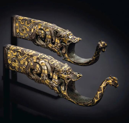 东周 铜错金银龙凤纹车饰一对，长 26 cm.。此拍品 于2020年11月3日在佳士得伦敦以1,522,500英镑成交