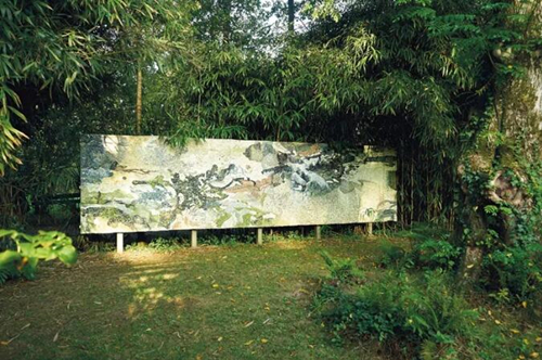 赵无极（1920-2013）与多明尼克‧希德，《无题》，陶瓷、混凝土墙，192 x 760 cm.，1984年作。此作于10月22日在佳士得巴黎以1,400,000欧元成交。艺术作品：© DACS 2020