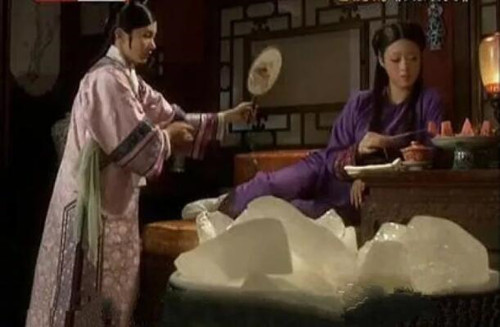 华妃用冰块乘凉。来源/电视剧《甄嬛传》剧照