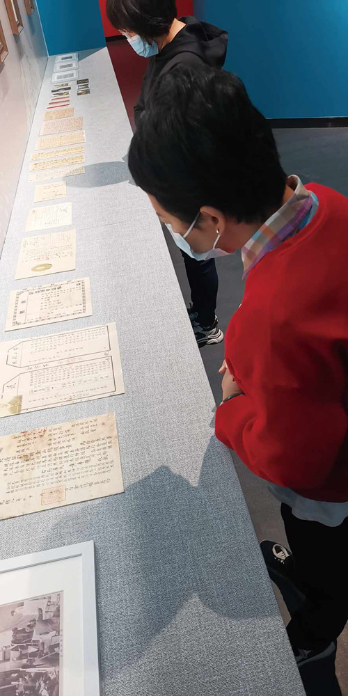 ▲江门市美术馆《井喷的年代——中国侨都（江门）1869—2019华侨华人美术历史文献展》展览现场