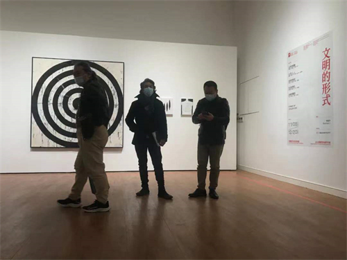 ▲艺术家张小涛、张起凯与杨述在展览现场（右起）图片来源：李国华