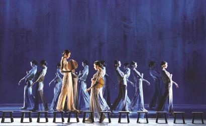 2020央视春晚上惊艳众人的《晨光曲》，来自舞剧《永不消逝的电波》选段，演员们穿着旗袍，以蒲扇为道具，舞出国风