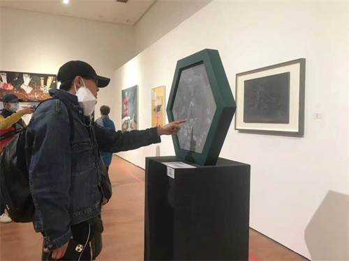 ▲艺术史家吕澎在展览现场 图片来源：李国华