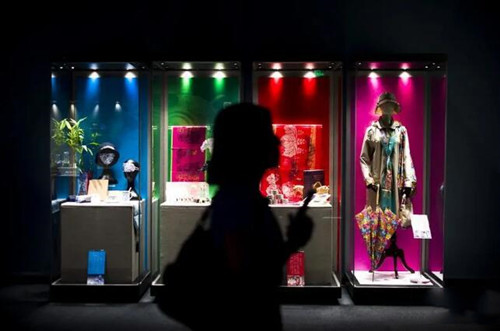 （资料图）参观者从上海博物馆的文创产品展区走过。新华社记者肖艺九/摄
