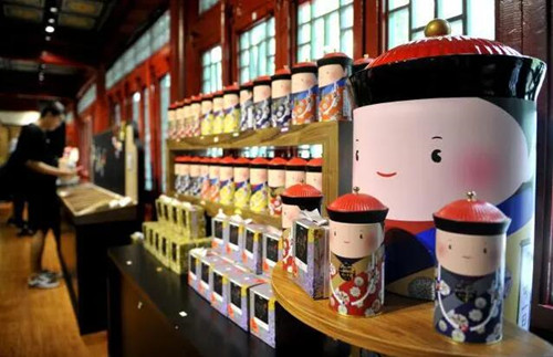 (资料图)游客在选购特色文创产品 新华社记者王晓/摄