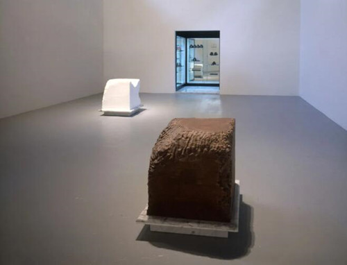 Janine Antoni《啃噬》