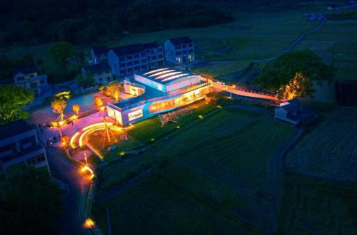 横渡美术馆夜景　葛敏　摄