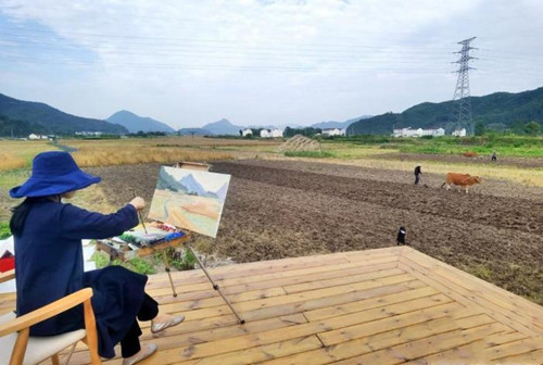 一名画家在田园间创作 葛敏 摄
