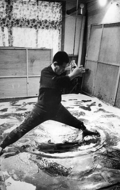 白发一雄在工作室创作，1960年（图片：尼崎市综合文化中心）